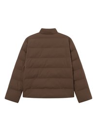 Brun pufferjakke med høy krage. Har kviltede seksjoner, lange ermer og rett kant. Laget av lett, glatt stoff.