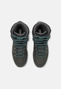 Bottes de randonnée noires avec un maintien de cheville haut, surface texturée, accents gris et lacets teal. Elles disposent d'œillets renforcés et de cols rembourrés.