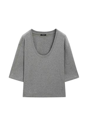 Grijs cropped T-shirt met een brede ronde halslijn en ellebooglange mouwen, gemaakt van zachte katoenen stof.