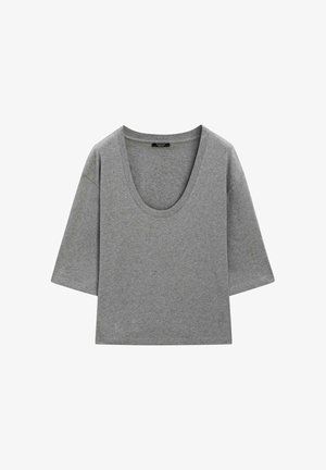 Grå cropped T-shirt med bred rund halsudskæring og albuelange ærmer, lavet af blødt bomuldsstof.