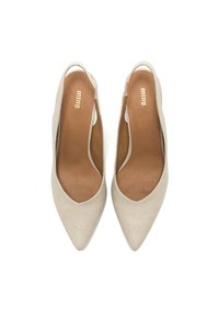 Scarpe slingback beige con punta affusolata, parte superiore texturizzata, lati intagliati e fodera interna liscia. Insonso marrone chiaro con logo del marchio.