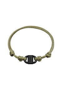 Bracciale intrecciato in corda verde oliva con clasp in metallo nero. Presenta accenti annodati e una superficie liscia, evidenziando un design minimalista.