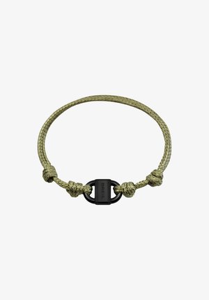 Geweven olijfgroene touwarmband met een zwarte metalen sluiting. Bevat geknoopte accenten en heeft een gladde textuur, wat een minimalistisch ontwerp benadrukt.