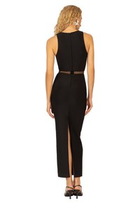 Schwarzes ärmelloses Kleid mit einem taillierten Oberteil, transparentem Mesh-Gürtel und einem Rückenschlitz für zusätzliche Details. Glatte Textur und maßgeschneiderter Schnitt.