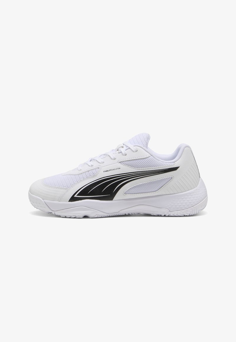 Chaussures de sport blanches avec une tige en mesh texturé et des détails noirs. Elles présentent un bout arrondi, un laçage à l'avant et une semelle extérieure à motifs.