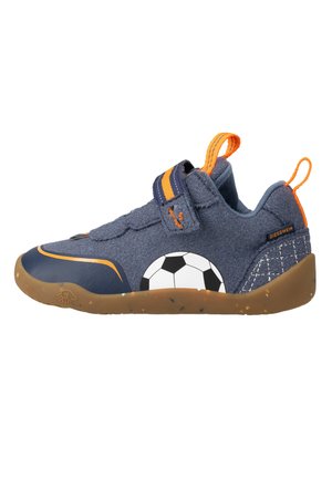 Baskets enfant bleu marine avec accents orange, motif ballon de football sur le côté, bride en velcro et semelle en caoutchouc avec languettes.