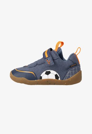 Baskets enfant bleu marine avec accents orange, motif ballon de football sur le côté, bride en velcro et semelle en caoutchouc avec languettes.
