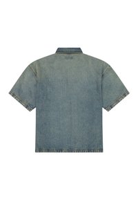 Πίσω όψη ενός κοντομάνικου, ξεθωριασμένου μπλε τζιν πουκάμισου με ίσια βάση και γιακά που διπλώνει προς τα κάτω.