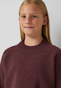 Bordeaux gebreide trui met een geribbeld ronde hals en raglanmouwen, voorzien van een gestructureerde afwerking en een casual pasvorm.
