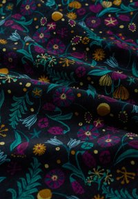Gepatterneerde stof met een donkere marineblauwe achtergrond en kleurrijke bloemdessins in roze, geel en teal, met een gestructureerd oppervlak.