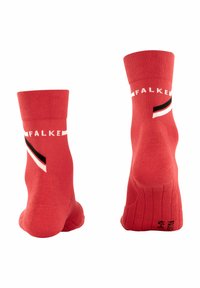 Para czerwonych skarpet sportowych do połowy łydki z czarno-białymi ukośnymi paskami i nazwą marki "FALKE" blisko górnej krawędzi.