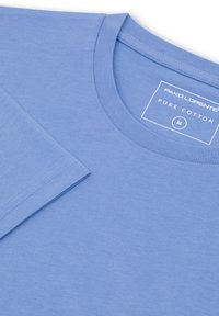 Jasnoniebieska bawełniana koszulka z okrągłym dekoltem, krótkimi rękawami i metką oznaczającą rozmiar M. Tkanina ma gładką fakturę.