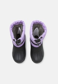 Bottes de neige en caoutchouc noir avec une tige en nylon lavande et une doublure grise. Les caractéristiques incluent une semelle texturée et un cordon de serrage.