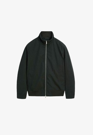 Zwarte zip-up jack, kraagloos ontwerp, gemaakt van lichtgewicht stof, voorzien van twee zijzakken en ribbels aan de onderkant en mouwen.