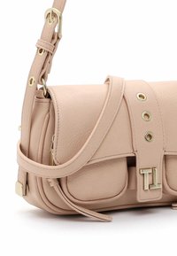 Sac à épaule en cuir rose avec un rabat, accents en métal doré et clous décoratifs. Comprend une bandoulière amovible et des côtés plissés.