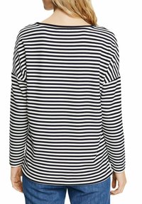 Camicia a maniche lunghe con motivo a righe orizzontali blu navy e bianche, scollo rotondo e vestibilità comoda con spalle scese.