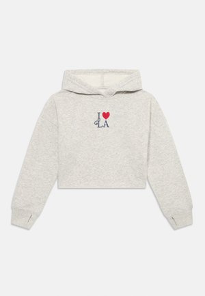 Siva skrajšana kapuca s sprednjim tiskom, ki pravi "I ♥ LA" v rdeči in modri barvi. Narejena iz mehke tkanine, z kapuco in dolgimi rokavi.