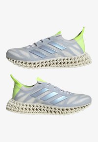 Scarpe da ginnastica grigie con tomaia in rete traspirante, dettagli in verde neon, strisce blu metallico e suola bianca a trama testurizzata.