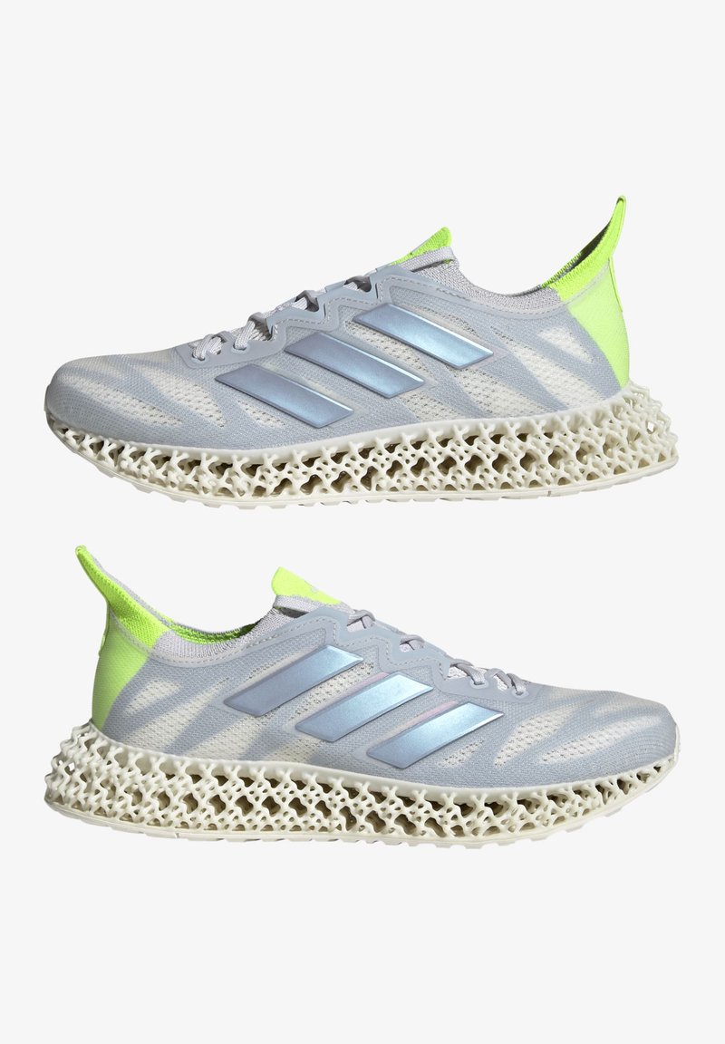 Graue Sportschuhe mit einem atmungsaktiven Mesh-Obermaterial, neon-grünen Akzenten, metallisch blauen Streifen und einer strukturierten weißen Gittersohle.