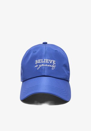 Blauer Baseballkappe mit weißer, aufgestickter Schrift "Glaube an dich selbst" auf der Vorderseite in der Mitte.