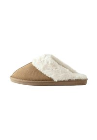 Bruine corduroy slipper met een witte faux fur voering en een zachte zool, met een afgeronde vorm en subtiele textuurvariaties.