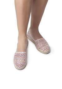Geweven espadrilles met een meerkleurig geometrisch patroon, beige afwerking en jute zolen, die een plat ontwerp tonen dat geschikt is voor casual gebruik.