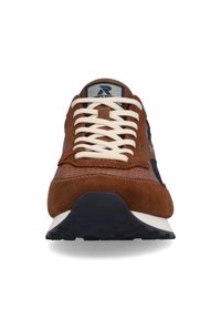 Ruskeat mokka sneakerit, joissa on rei'itetty muotoilu, kermaiset nauhat, tummansiniset yksityiskohdat ja valkoinen välipohja. Varustettu tekstuurilla mustalla kumipohjalla.