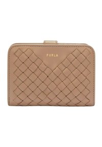 Cartera Furla hecha de cuero tejido beige con forma rectangular, que presenta un logo dorado y un cierre a presión.