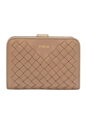 Cartera Furla hecha de cuero tejido beige con forma rectangular, que presenta un logo dorado y un cierre a presión.