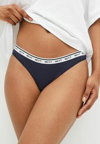 Next MONO PRINT RICH LOGO KNICKERS FOUR PACK - String - navy  pink spot
