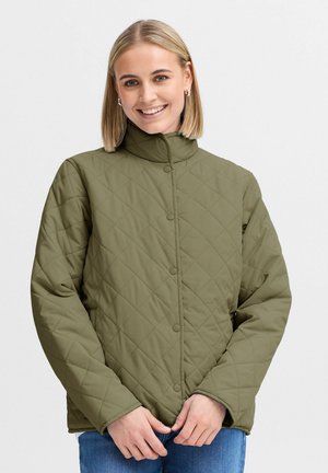Olijfgroene gewatteerde jas met hoge kraag, knoopsluiting en zijzakken, gemaakt van textiel voor extra warmte.