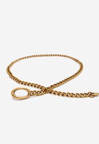 Gouden metalen kettingriem met grote onderling verbonden patronen, een ovale ringdetail en een gladde textuur. Eenvoudige haaksluiting.