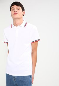 Urban Classics Polokošeľa - white/navy/firered