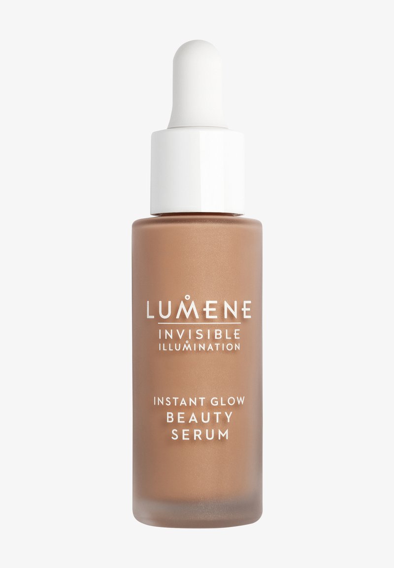Glazen fles met bruine vloeistof, gelabeld "Lumene Invisible Illumination Instant Glow Beauty Serum" en witte druppelaar.