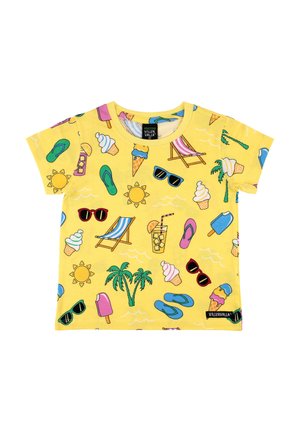 Gul t-shirt til småbørn med farverige sommer-tema prints, herunder solbriller, is, klipklapper, palmer, sol, liggestol og en kold drik.