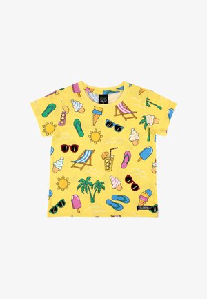 Geel peuter-T-shirt met kleurrijke zomerprints, waaronder een zonnebril, ijs, teenslippers, palmbomen, zon, ligstoel en een koud drankje.