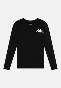 Camisa negra de manga larga hecha de una tela suave y elástica. Presenta un pequeño logo blanco en el lado izquierdo del pecho y un cuello redondo.