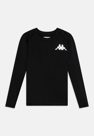 Camisa negra de manga larga hecha de una tela suave y elástica. Presenta un pequeño logo blanco en el lado izquierdo del pecho y un cuello redondo.