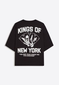 Czarna koszulka z napisem „Kings of New York”, szkieletową ręką trzymającą karty do gry z wizerunkami nowojorskich zabytków oraz cytatem o pięciu dzielnicach.