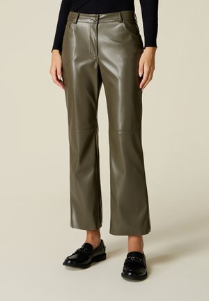 Oltre, PANTALONI FLARE IN TESSUTO SPALMATO - Pantaloni - verde militare