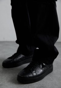 Atlasīts, black