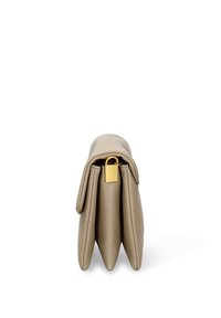 Borsa a mano in pelle beige con design strutturato, dotata di chiusura con fibbia dorata e doppia patta pieghevole, texture liscia e forma elegante.