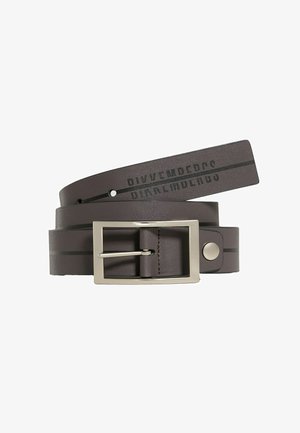 Cintura in pelle marrone scuro con fibbia rettangolare argentata, sottili strisce nere e testo impresso sulla fascia, arrotolata su sfondo bianco.