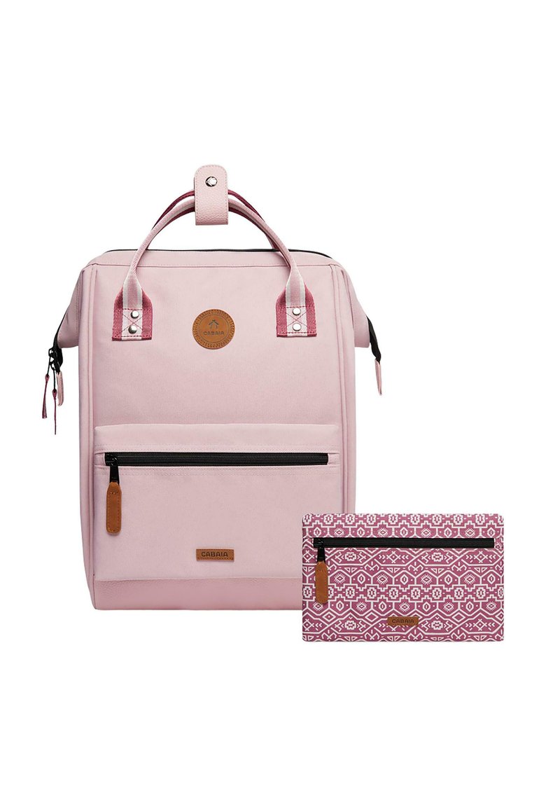 Zaino in tessuto rosa con manici superiori, tasca frontale con zip e una pochette rimovibile a motivo in rosa e bianco. Presenta un'etichetta con logo e dettagli accentuati.