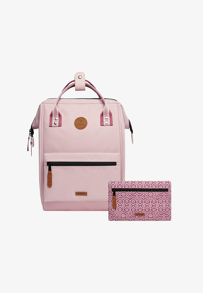 Zaino in tessuto rosa con manici superiori, tasca frontale con zip e una pochette rimovibile a motivo in rosa e bianco. Presenta un'etichetta con logo e dettagli accentuati.