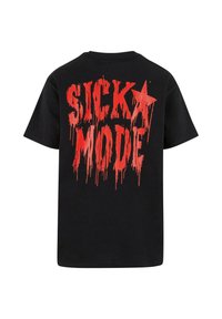 Must musta särk mustast puuvillast, millel on julge punane tilkuv kiri "SICK MODE" tähega. Lühikesed varrukad ja klassikaline ümar kaelus.