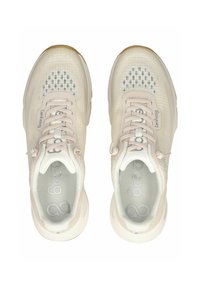 Lekkie buty sportowe z beżowej siateczki z teksturowanym wzorem, z jasnymi sznurowadłami i wyprofilowaną podeszwą z gumową podeszwą zewnętrzną.