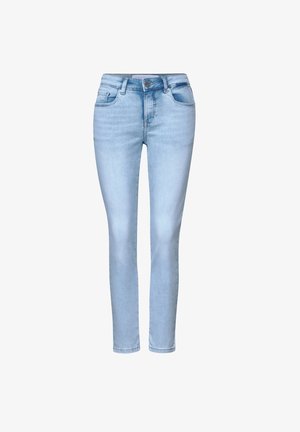 Lyseblå skinny jeans med forlommer, bæltestropper og knaplukning, præsenteret mod en hvid baggrund.