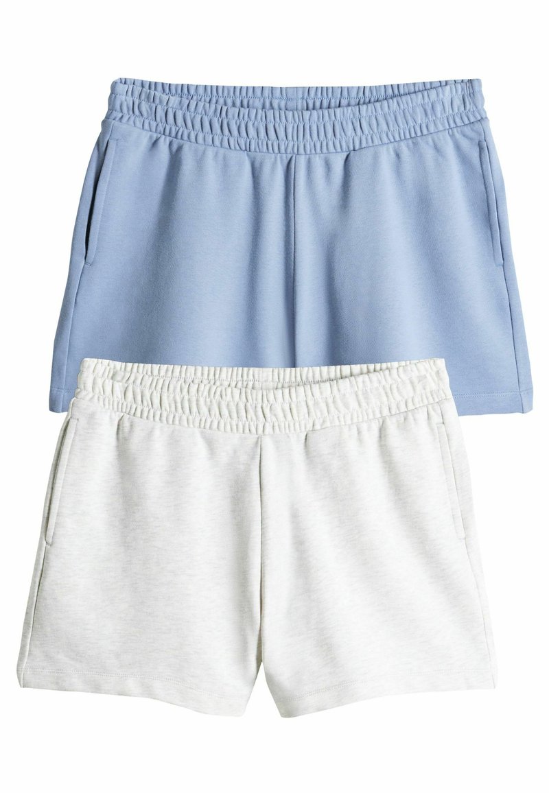 Twee paar shorts: één lichtblauw, één lichtgrijs. Beide hebben een elastische tailleband en zijzakken, gemaakt van zachte, gestructureerde stof.