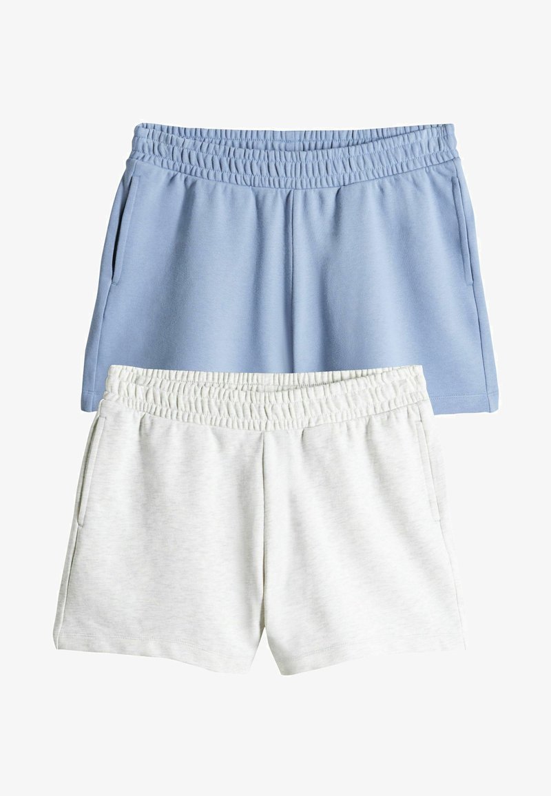Twee paar shorts: één lichtblauw, één lichtgrijs. Beide hebben een elastische tailleband en zijzakken, gemaakt van zachte, gestructureerde stof.